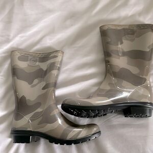 UGG Siena Size 5 rain boot